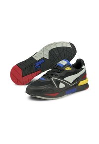 Svarta atletiska skor med övre i mesh och syntetmaterial, med grå, blå, gula och röda detaljer, samt en texturerad gummisula.