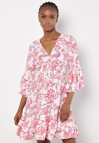 FLORAL SMOCKED RUFFLE MINI - Freizeitkleid - pink