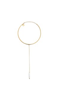 Goldene Halskette mit einem runden Drahtdesign, zarter Kette und einer transparenten Perle, die in der Mitte hängt.