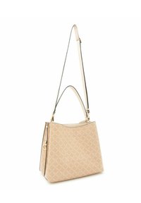 Bolso beige con un patrón acolchado, con herrajes en tono dorado, una asa corta superior y una correa larga ajustable. Acabado de textura suave.
