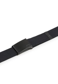 Cintura in tessuto intrecciato nero con fibbia regolabile in metallo nero opaco, caratterizzata da un marchio in rilievo e accessori coordinati sulla tracolla.
