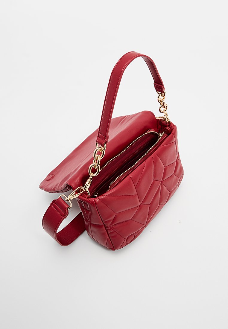 Bolso de hombro de cuero rojo con diseño acolchado, herrajes en tono dorado y un interior con cremallera. Cuenta con un asa única y una correa ajustable.