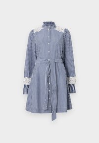 Randig klänning i blått och vitt med långa ärmar, knappstängning, spetsdetaljer på axlar och ärmändar, samt knytning i midjan. Tillverkad i bomull.