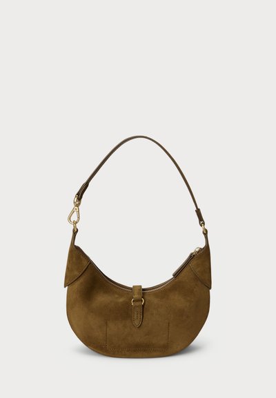 Καφέ σουέτ τσάντα ώμου με καμπύλη σχήμα, κλείσιμο με φερμουάρ και μεταλλικά εξαρτήματα σε χρυσό τόνο. Διαθέτει μια μικρή μπροστινή τσέπη και λεία υφή.