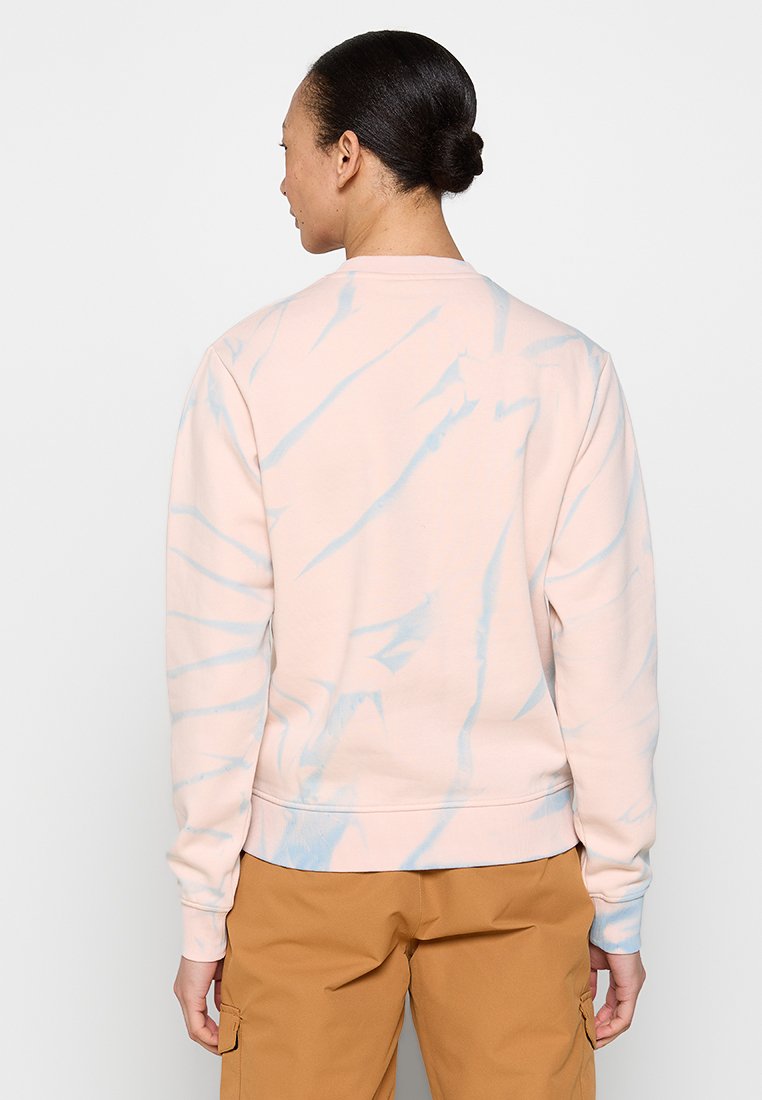 Helles rosa Sweatshirt mit blauem Batikmuster. Aus weichem Stoff gefertigt, mit Rundhalsausschnitt und gerippten Bündchen.