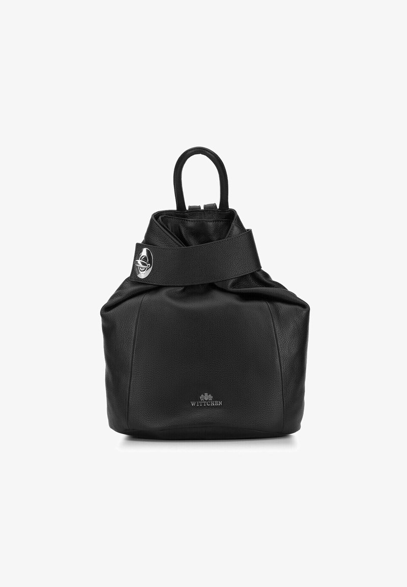 Sac à dos en cuir noir avec une forme arrondie, doté d'un dessus resserré, d'une poignée courte et d'un accent logo argenté à l'avant.