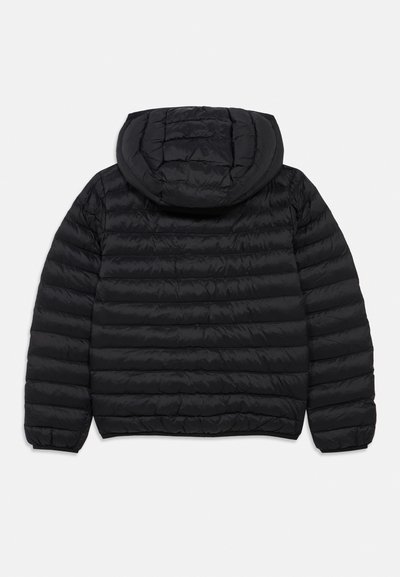 Μαύρο μπουφάν τύπου puffer με κουκούλα, με υφή καπιτονέ, ελαστικά μανίκια και ίσιο τελείωμα. Μονωμένος σχεδιασμός για ζεστασιά.