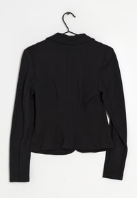 Schwarze, taillierte Jacke mit langen Ärmeln, strukturierten Schultern und einem Kragen. Aus glattem Stoff gefertigt, mit abgerundetem Saum und dezenten Nähten.