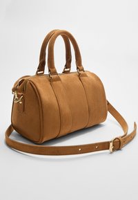 Stradivarius SMALL STUDDED BOWLING - Sac à main - camel