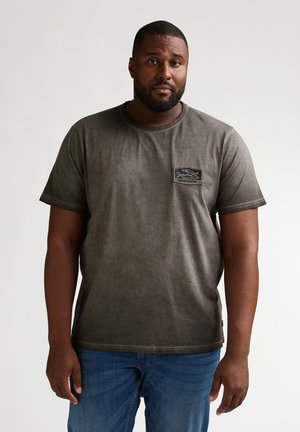 Grijs katoenen T-shirt met een ronde hals, korte mouwen en een borstzak aan de voorkant. Zachte textuur met een licht gedragen uitstraling.