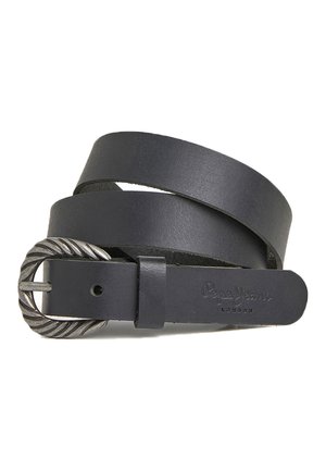 Czarny skórzany pasek z poskręcaną metalową klamrą, zwinięty, z tłoczonym napisem „Pepe Jeans London” na końcu.