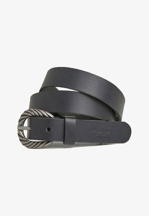 Czarny skórzany pasek z poskręcaną metalową klamrą, zwinięty, z tłoczonym napisem „Pepe Jeans London” na końcu.