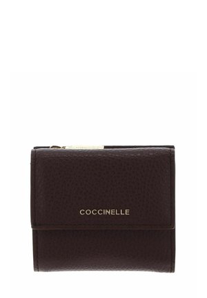 Portafoglio compatto in pelle marrone scuro con texture, con cerniera dorata e nome del marchio in oro "Coccinelle" sulla patta frontale.