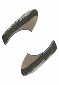 Ballet flat in grigio e beige in feltro con suola testurizzata. Presenta bordi blu e un motivo geometrico bianco sulla parte anteriore per la presa. Etichetta del marchio visibile.