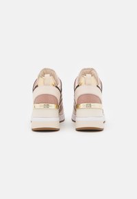 Sneaker rosa e beige con un design testurizzato, dettagli in hardware dorato e una suola bianca, dotate di un logo sul tallone e colletto imbottito.