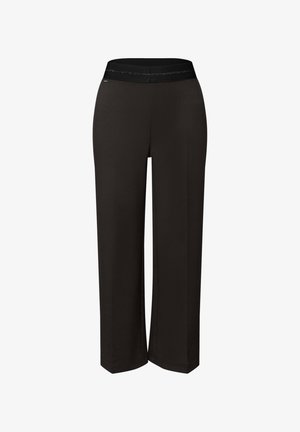 Pantalones negros de pierna recta con cintura elástica y un pequeño detalle de logo metálico cerca de la cadera izquierda.