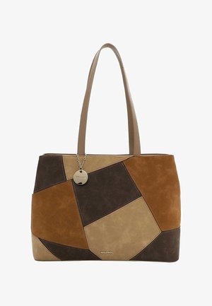 Tygväska i mocka med bruna, beige och mörkbruna lappar. Har långa handtag och ett dekorativt silvercharm. Slät textur.