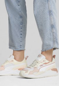 Puma SNEAKERS - Sportcipő - frosted ivory white deeva peach island pink