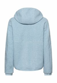 Jasnoniebieska kurtka polarowa z kapturem, długimi rękawami i elastycznymi mankietami, widoczna od tyłu na białym tle.