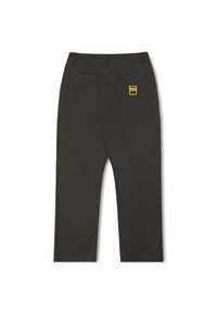 Dunkelgraue, knöchellange Hose aus robustem Material mit zwei geräumigen Gesäßtaschen und einem gelben Logopatch an der rechten Tasche.