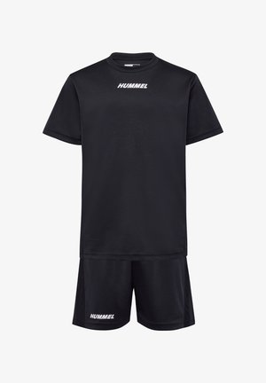 Sort sportsuniform bestående af en kortærmet trøje og shorts, lavet af meshstof, med hvid "HUMMEL" logo på forsiden.