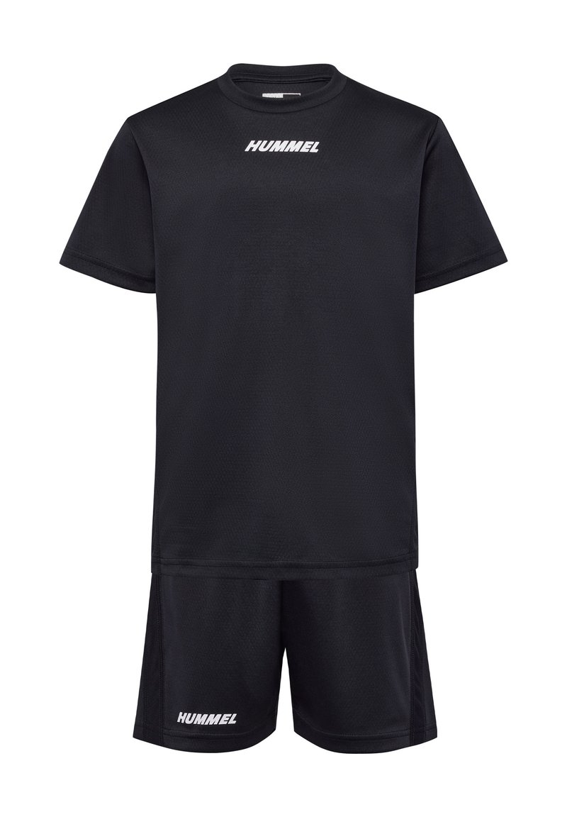 Svart idrottsdräkt bestående av en t-shirt med kort ärm och shorts, tillverkad av nätmaterial, med vit "HUMMEL"-logotyp framtill.