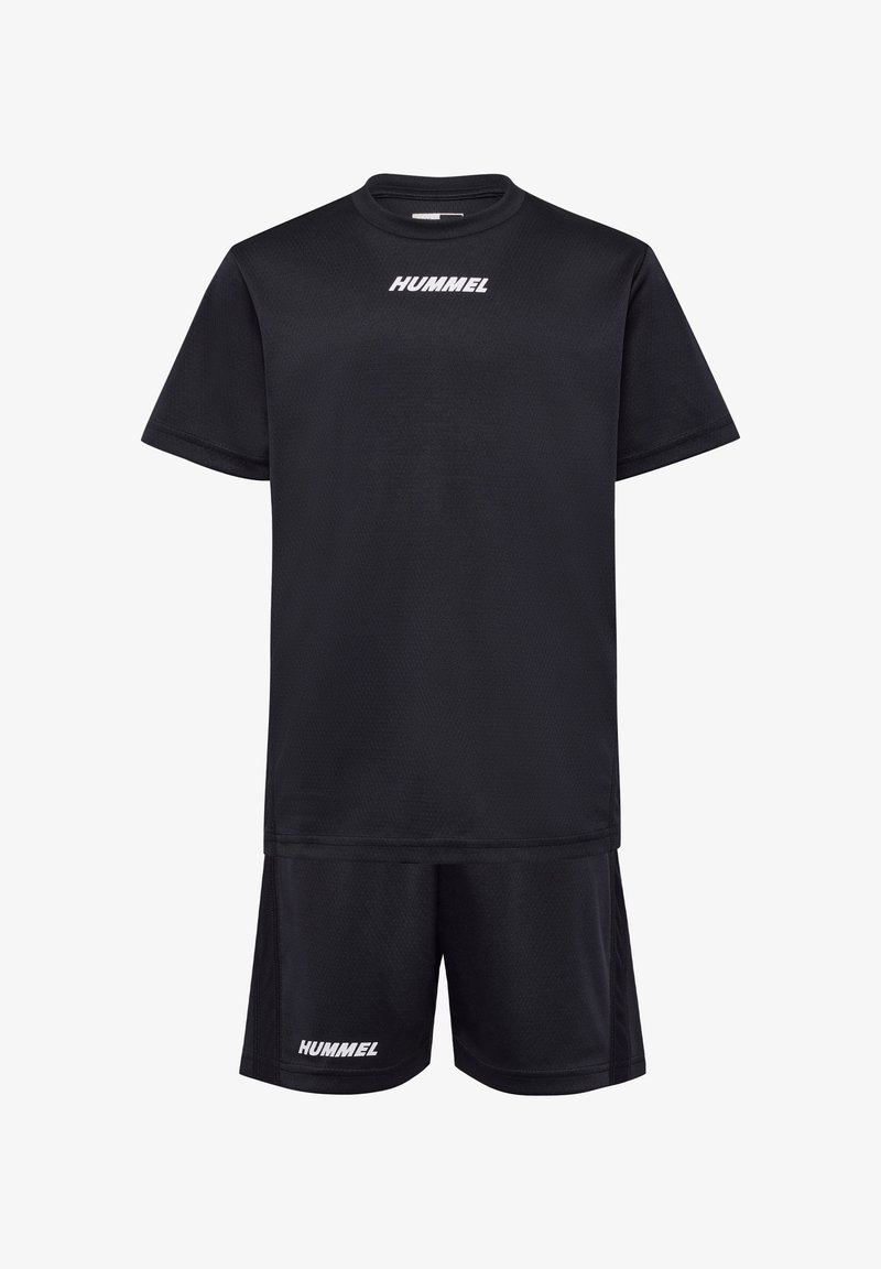 Svart idrottsdräkt bestående av en t-shirt med kort ärm och shorts, tillverkad av nätmaterial, med vit "HUMMEL"-logotyp framtill.