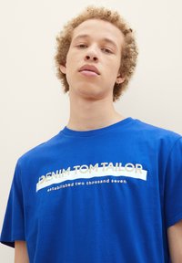 TOM TAILOR DENIM Tričko s potlačou - shiny royal blue