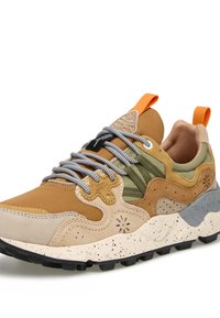 Vícebarevná turistická bota s hnědo-olivovo-šedou barevnou kombinací; obsahuje strukturovanou semišovou část, síťovinu a gumovou podrážku se skvrnitými akcenty.