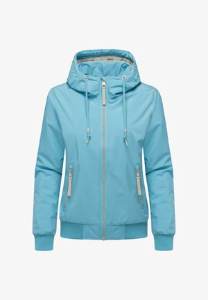 Gaiši zila kapuce ar priekšu zipperi, divām sānu kabatām, elastīgām aprocēm un gludu, nedaudz spīdīgu tekstūru.