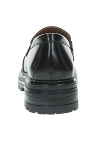 Scarpa in pelle nera con finitura liscia, presenta una punta tonda e una suola spessa in gomma, accentuata da cuciture lungo il bordo.