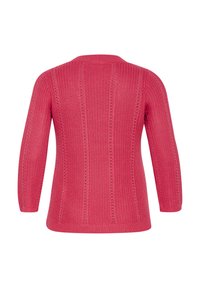 Pull en tricot de couleur rose vif, avec une texture côtelée, un col rond et des manches trois-quarts avec des trous verticaux pour la ventilation.