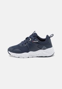 Chaussure de sport marine avec une tige texturée et des accents gris. Semelle blanche avec des éclats, système de laçage et logo sur le talon. Conception à bout arrondi.