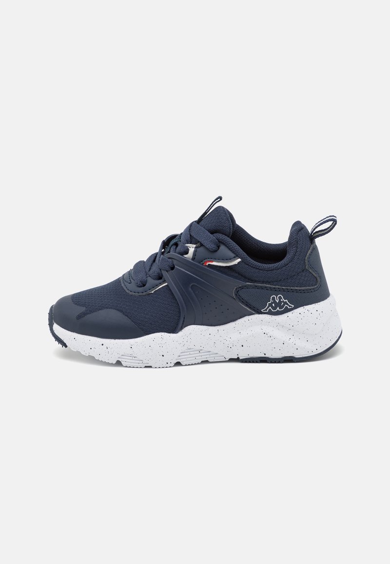 Chaussure de sport marine avec une tige texturée et des accents gris. Semelle blanche avec des éclats, système de laçage et logo sur le talon. Conception à bout arrondi.