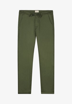 Olīvzaļu kokvilnas chinos bikses ar auklas jostu, divām priekšējām kabatām un pieguļoša silueta dizainu. Gluda tekstūra ar šūtu šuvēm.