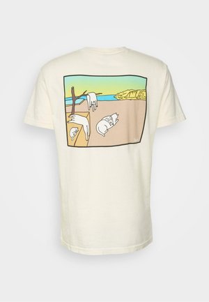 Cream-colored cotton t-shirt featuring a colorful illustration of cats on a beach scene, framed with a black outline.
