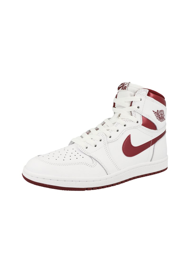 Zapatilla alta de Nike Air Jordan en blanco y burdeos con cordones, puntera perforada y logo de Air Jordan en el tobillo.