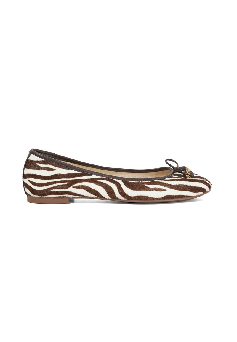 Ballerines à imprimé zèbre brun et blanc avec une texture douce en fourrure, mettant en avant un bout arrondi et un nœud décoratif à l'avant.