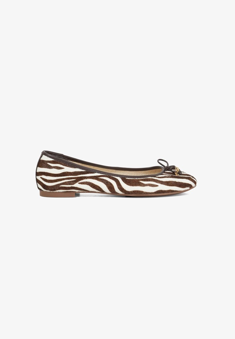 Ballerines à imprimé zèbre brun et blanc avec une texture douce en fourrure, mettant en avant un bout arrondi et un nœud décoratif à l'avant.