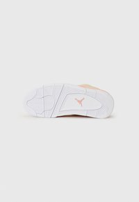 Suela de zapato con una base de goma blanca texturizada y un sutil acento rosa, además de un logotipo en relieve. Patrón de relieve notable para una mejor tracción.