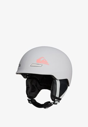 Matte lichtgrijze skihelmet met zwart gevoerde oorbedekkingen, verstelbare kinband en klein koraalkleurig logo aan de zijkant.