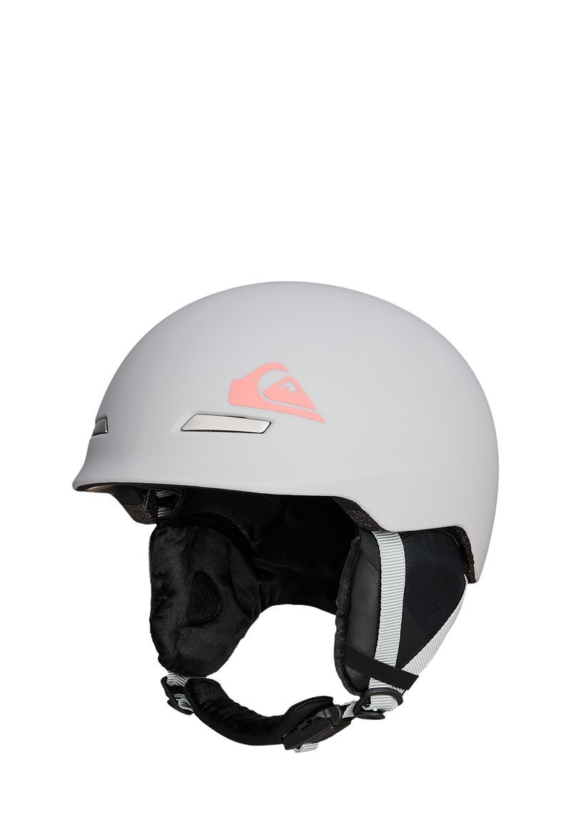 Matte lichtgrijze skihelmet met zwart gevoerde oorbedekkingen, verstelbare kinband en klein koraalkleurig logo aan de zijkant.