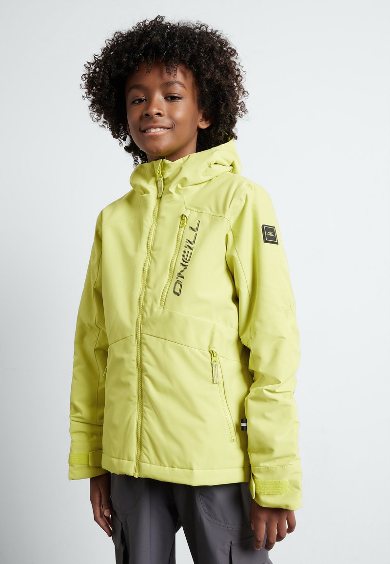 Veste imperméable jaune vif avec une fermeture éclair complète, capuche réglable, poches zippées et détail du logo sur la poitrine et la manche.
