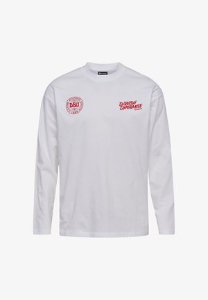 Hvid langærmet skjorte med rødt Dansk Boldspil-Union logo på venstre bryst og teksten "Danish Dynamite" på højre bryst.