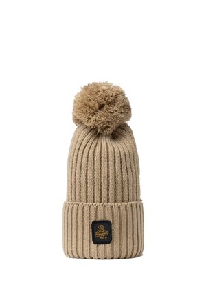 Berretto a maglia beige con pompon in cima; presenta una texture a costine e una cucitura quadrata nera con il logo del marchio vicino all'orlo.