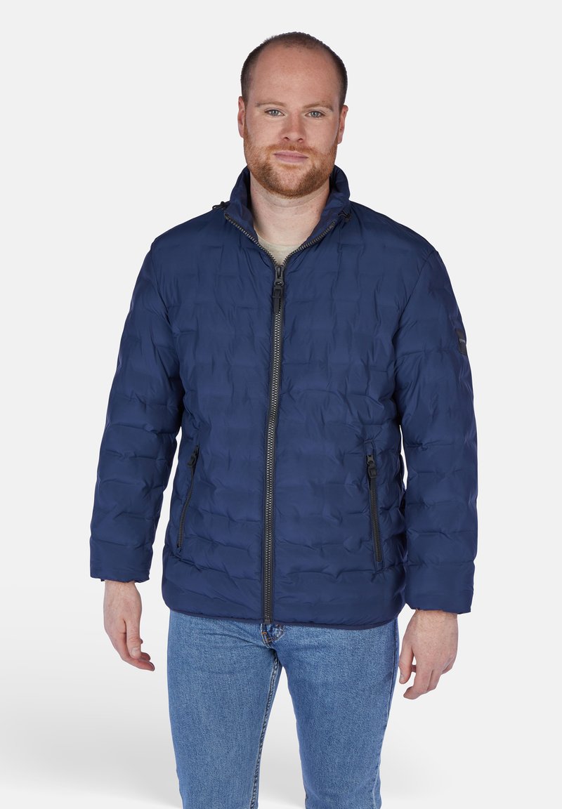 Giacca puffer blu navy con superficie testurizzata, chiusura con zip frontale e due tasche laterali. Presenta un colletto alto e hardware nero a contrasto.