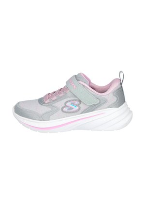 Zapatillas deportivas grises y rosas con una parte superior de malla transpirable, detalles texturizados, suela acolchada y correa ajustable para un ajuste seguro.