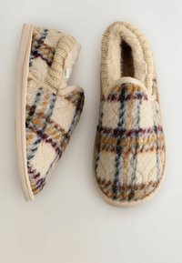 Chaussons en tartan flou avec des couleurs crème, bleu, orange et bordeaux, dotés d'un intérieur doux, d'un motif matelassé et d'un contraste beige.