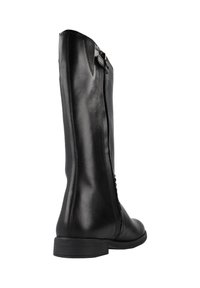 Bota de cuero negro hasta la rodilla con un diseño elegante, textura lisa, cremallera lateral y tacón bajo. Perfil sencillo y moderno.