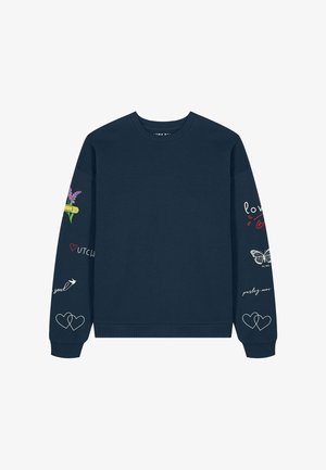 Tumši zilas krāsas sporta krekls, kas izgatavots no mīkstas auduma; uz piedurknēm un krūšu daļas ir augu un tauriņu grafikas daudzās krāsās.